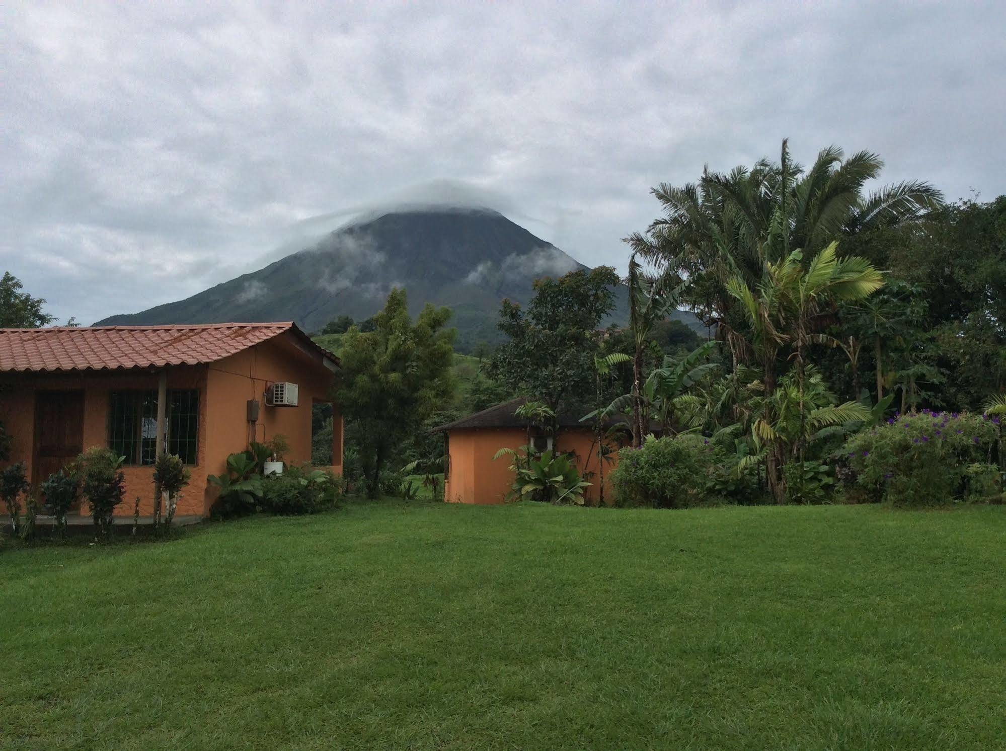Hôtel Cabinas Los Guayabos à La Fortuna Extérieur photo