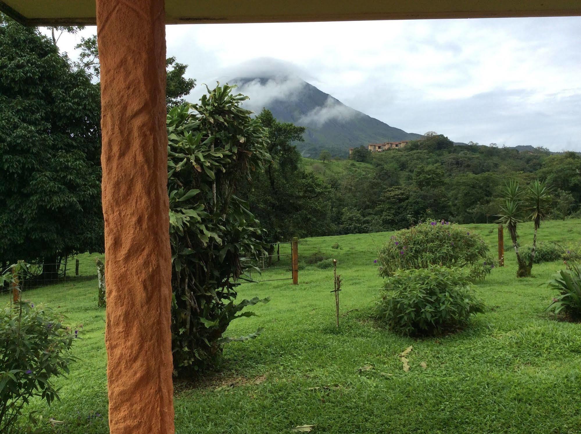 Hôtel Cabinas Los Guayabos à La Fortuna Extérieur photo